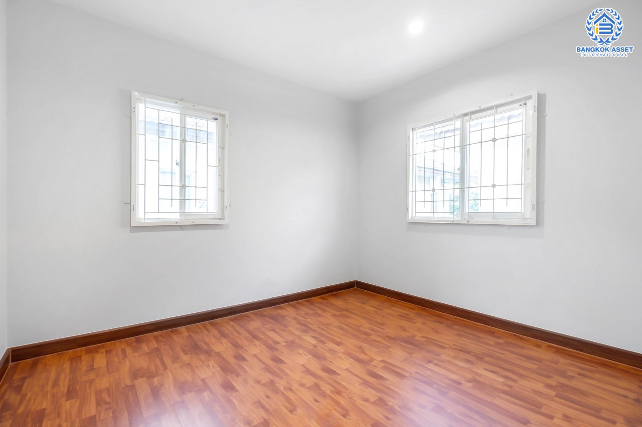 บ้านมือสองตกแต่งใหม่ ม.พฤกษาวิลเลจ11 รัตนาธิเบศร์-ราชพฤกษ์ เนื้อที่ 50 ตร.ว. ฟังก์ชั่นพร้อม 3 ห้องนอน 2 ห้องน้ำ 2 ที่จอดรถ บนทำเลศักยภาพ เข้า-ออกได้ทั้งถ.รัตนาธิเบศร์ และถ.ราชพฤกษ์ ใกล้รถไฟฟ้า "สถานีบางรักน้อยท่าอิฐ"